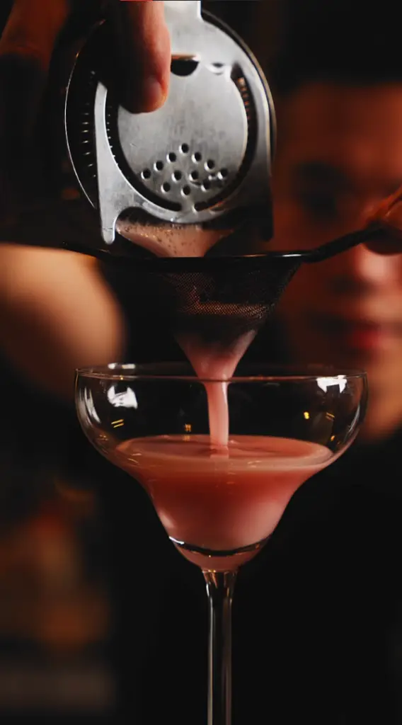 Barman przygotowywuje drinka w restauracji Saigon House.