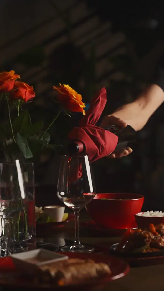 Nalewanie wina do kieliszkaw restauracji Saigon House.