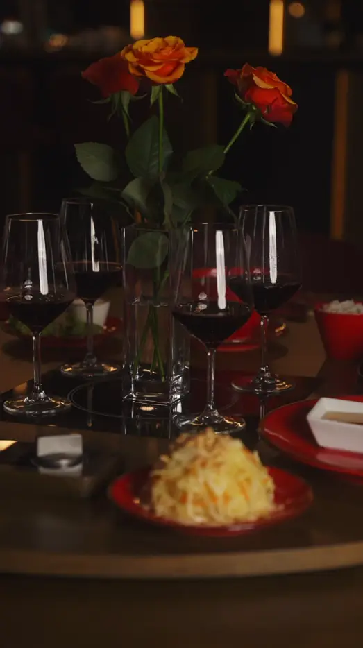 Stolik z różami i winem w restauracji Saigon House.